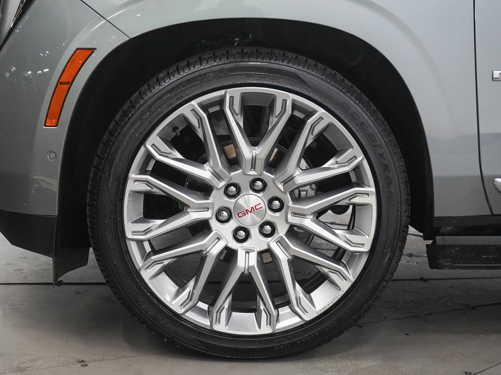Used 2025 GMC Yukon Denali w/ Denali Reserve Package AWD/4WD image 32