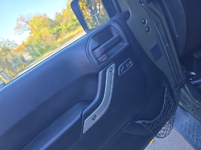 Used 2015 Jeep Wrangler Unlimited Sahara w/ Connectivity Group AWD/4WD image 11