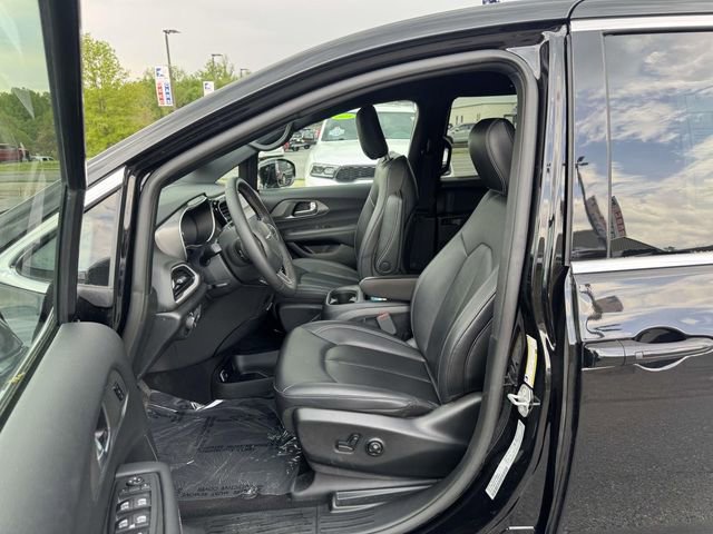 Used 2025 Chrysler Pacifica Select FWD image 17