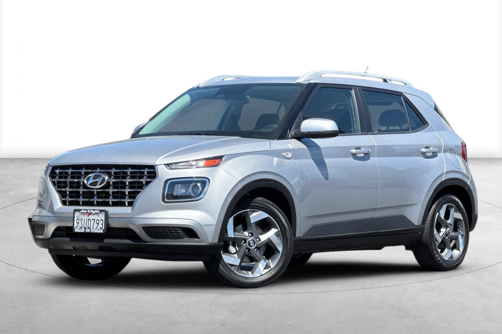 Used 2025 Hyundai Venue SEL FWD image 2