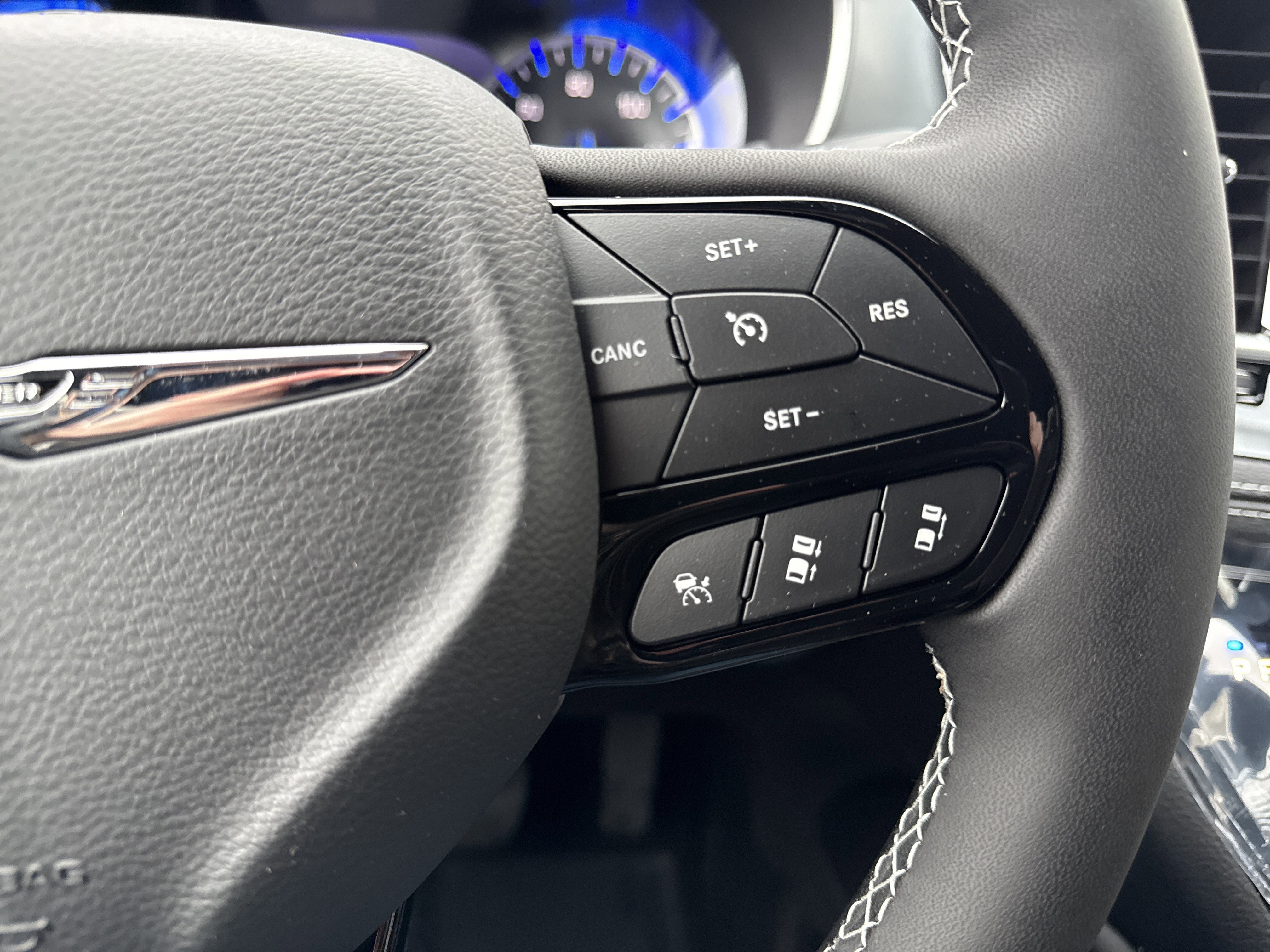 New 2026 Chrysler Pacifica Limited w/ Uconnect Theater Family Group image 31