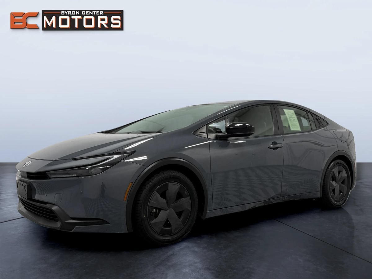Used 2025 Toyota Prius LE FWD image 2