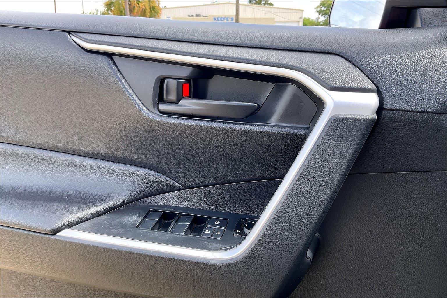 Used 2020 Toyota RAV4 LE FWD image 30