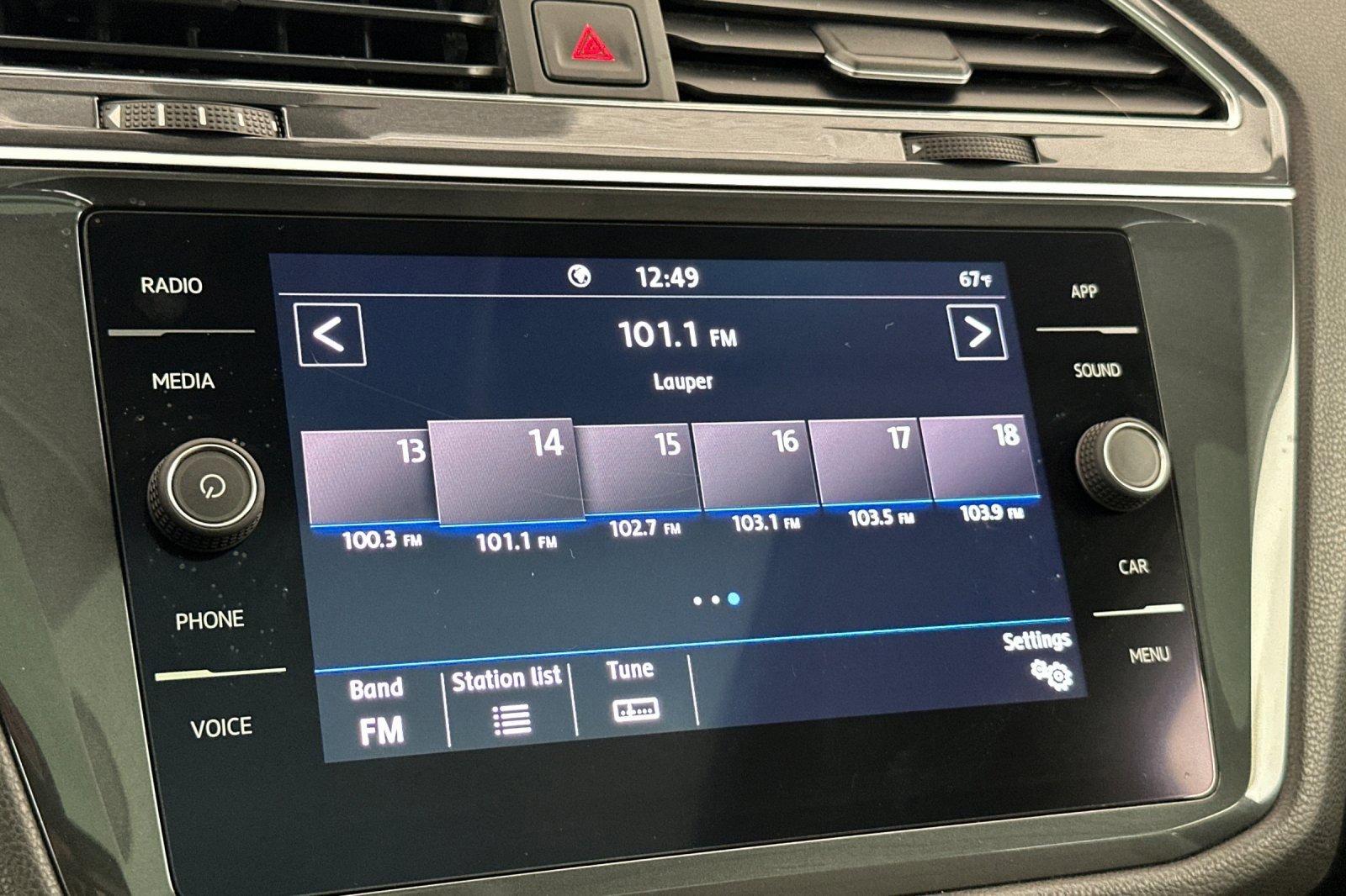 Used 2020 Volkswagen Tiguan SE w/ Panoramic Sunroof Package FWD image 18