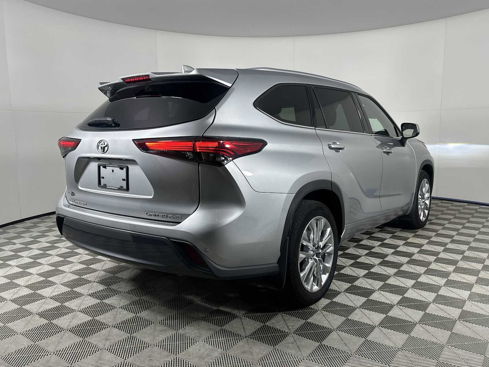 Used 2023 Toyota Highlander Limited image 8