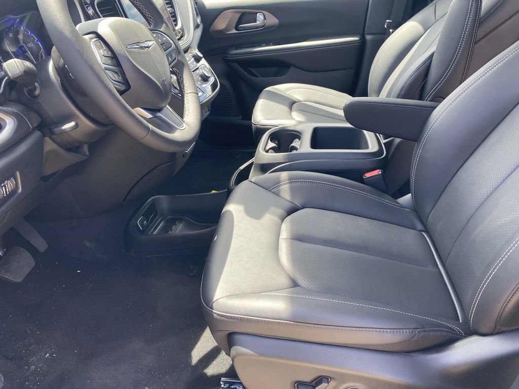 New 2026 Chrysler Pacifica Select FWD image 13