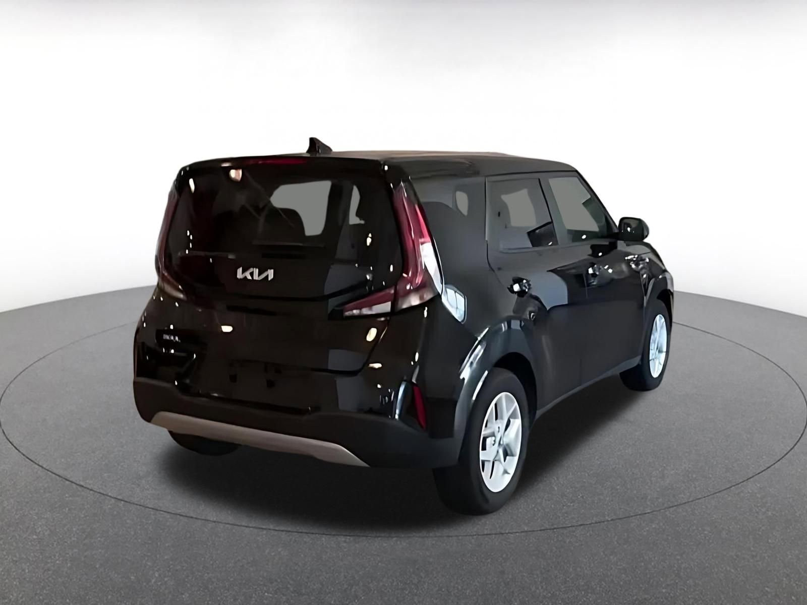 Used 2025 Kia Soul LX w/ LX Technology Package FWD image 11