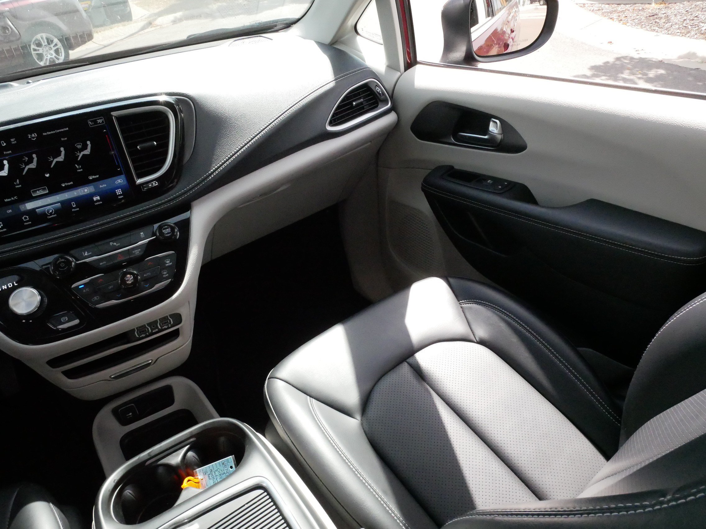 Used 2023 Chrysler Pacifica Touring-L FWD image 11