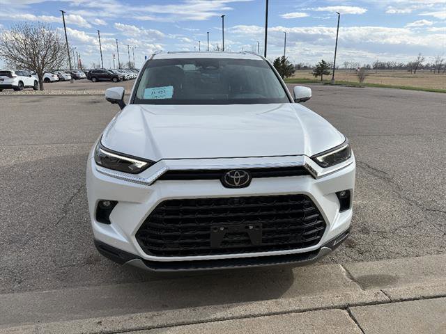 Used 2024 Toyota Grand Highlander Platinum image 2