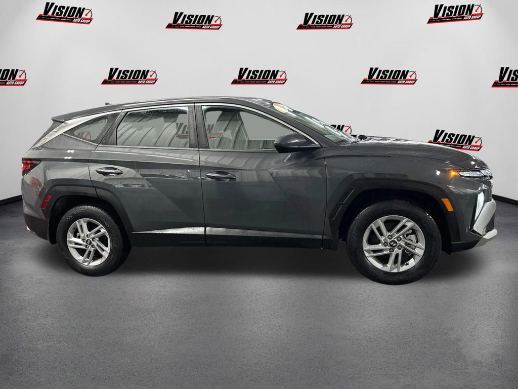 Certified 2025 Hyundai Tucson SE image 4