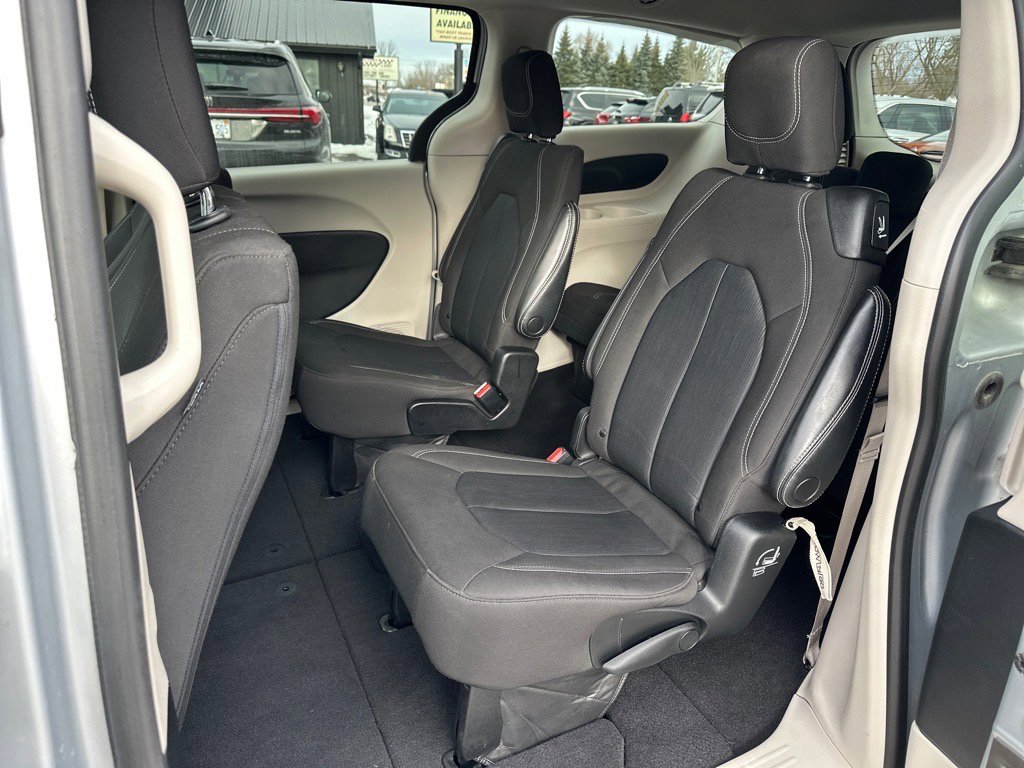 Used 2022 Chrysler Voyager LX image 18