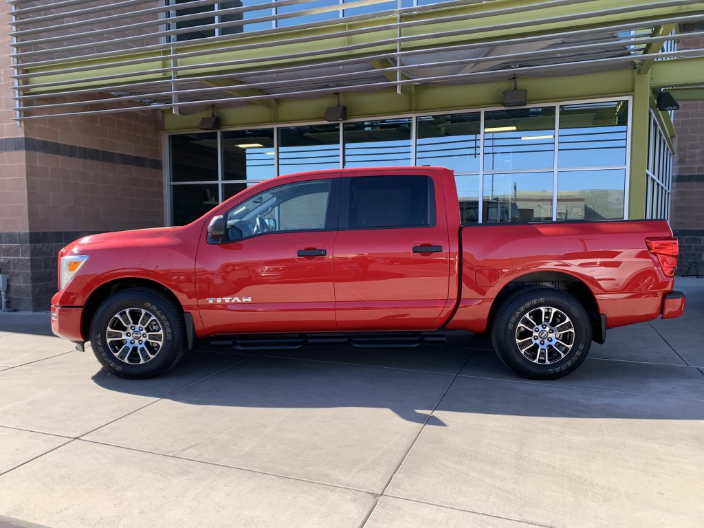 Used 2022 Nissan Titan SV w/ SV Convenience Package RWD image 2