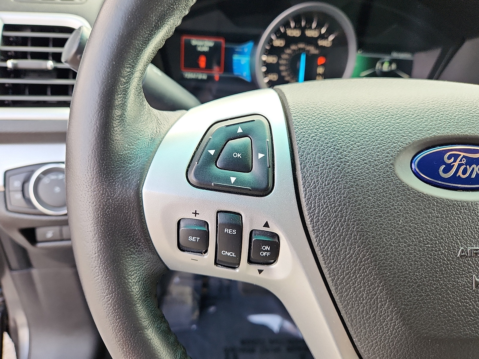 Used 2015 Ford Explorer XLT w/ Equipment Group 202B AWD/4WD image 22