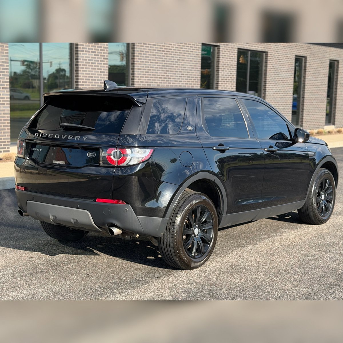 Used 2017 Land Rover Discovery Sport SE AWD/4WD image 2
