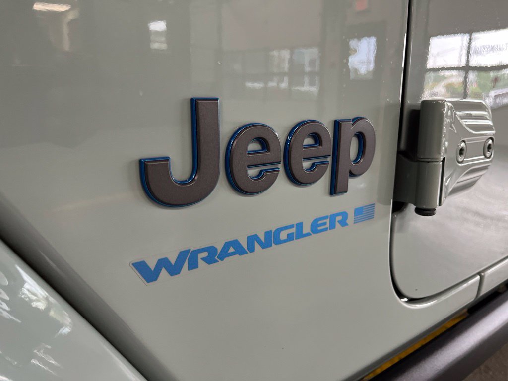 Used 2023 Jeep Wrangler Unlimited Rubicon 4xe w/ Cold Weather Group AWD/4WD image 17