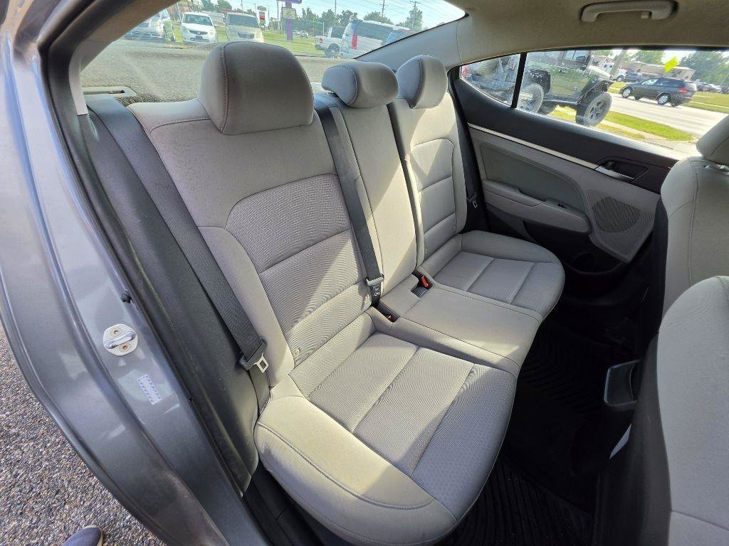 Used 2018 Hyundai Elantra SEL w/ Winter Weather Package FWD image 17