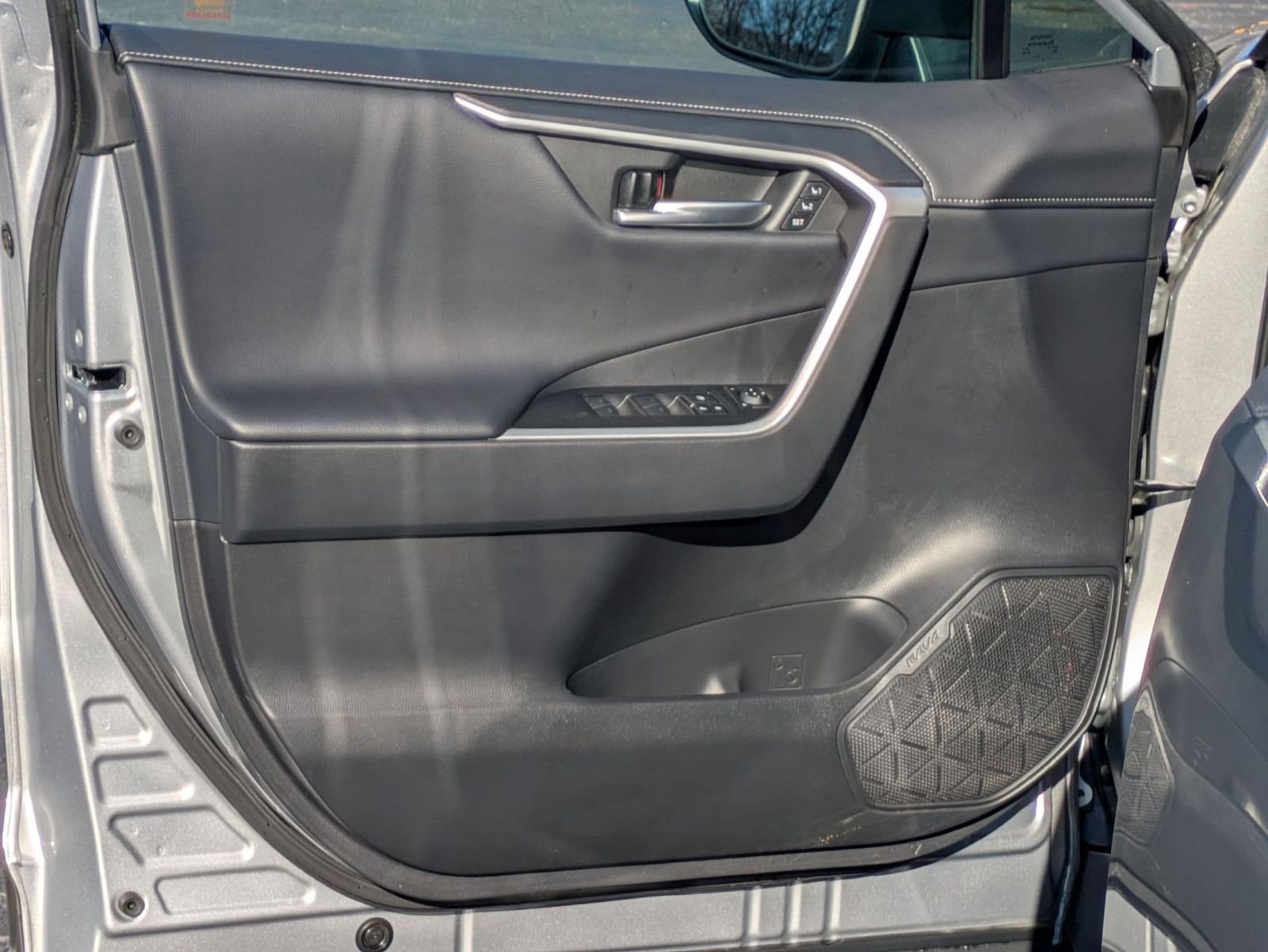 Used 2023 Toyota RAV4 Limited image 20