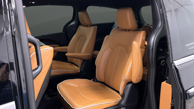 Used 2023 Chrysler Pacifica Pinnacle FWD image 23