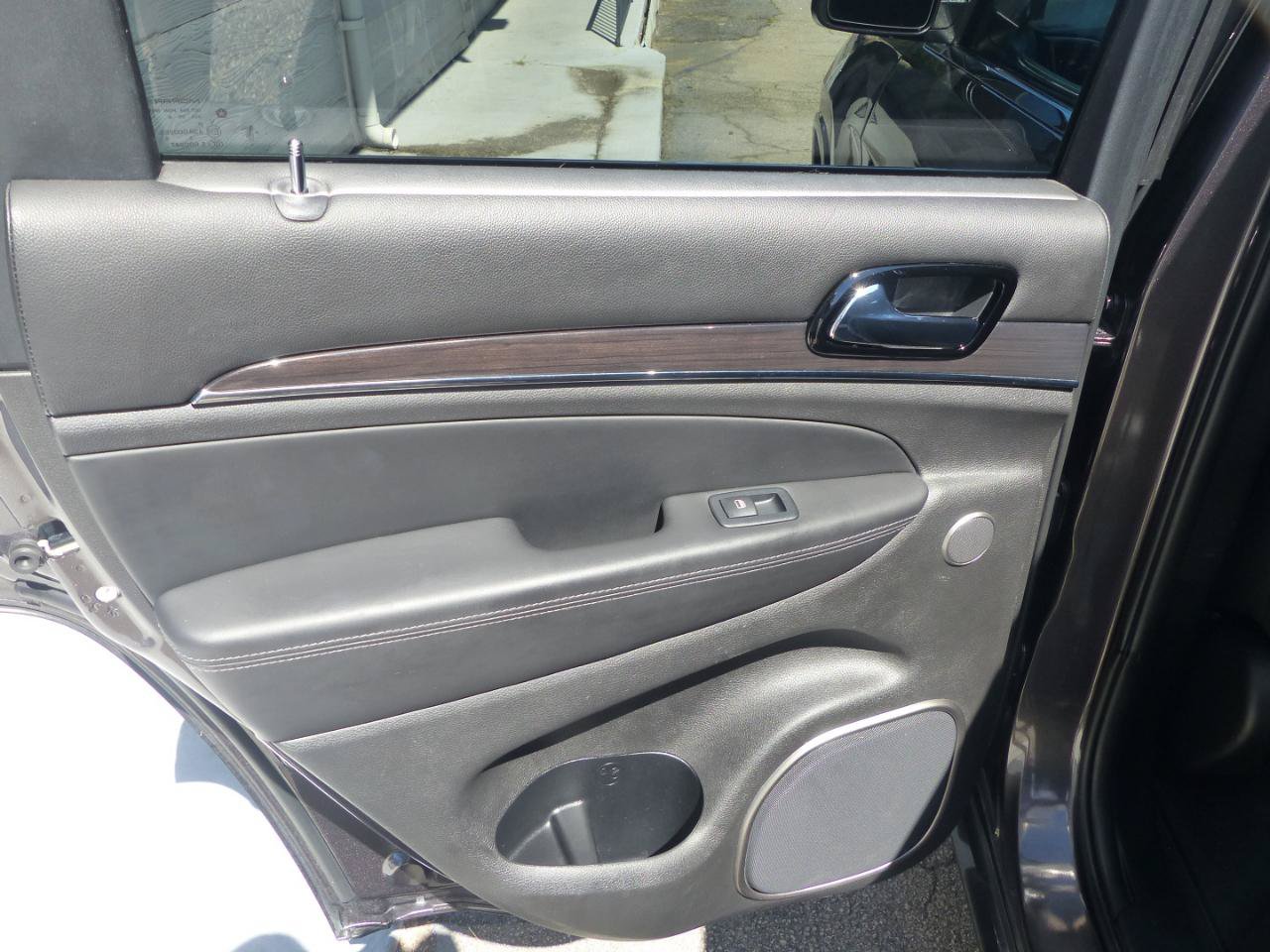 Used 2019 Jeep Grand Cherokee Overland AWD/4WD image 11