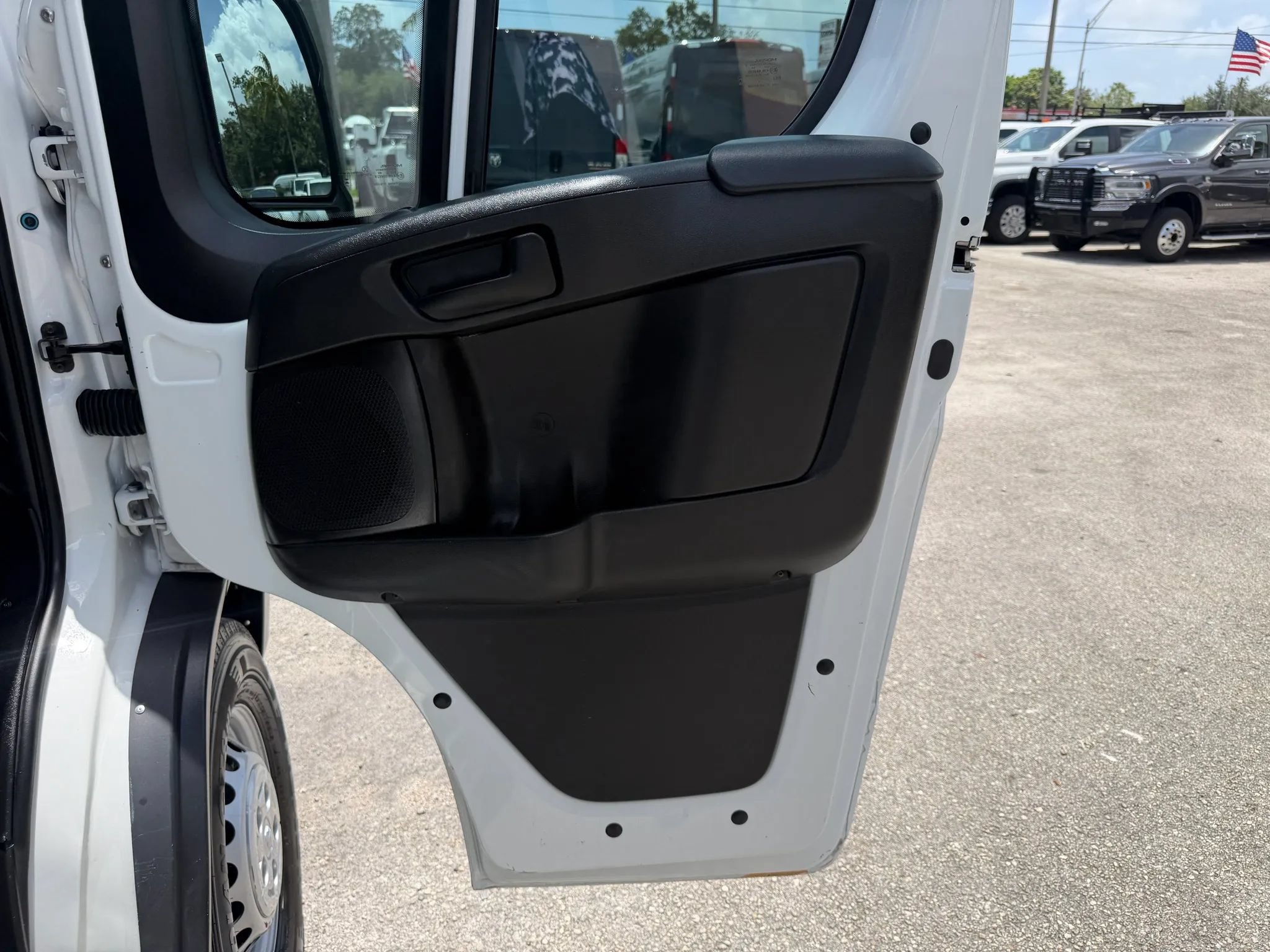 Used 2025 RAM ProMaster 2500 w/ U-Haul Equipment Group FWD image 17