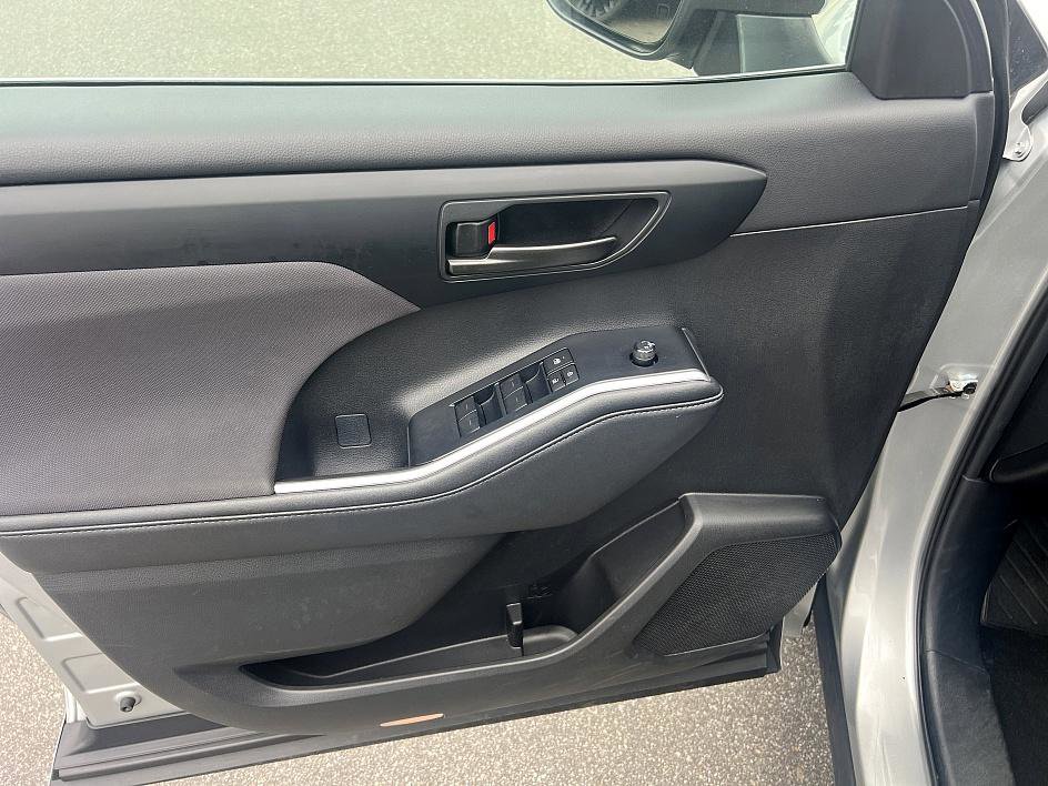 Used 2024 Toyota Highlander LE image 19