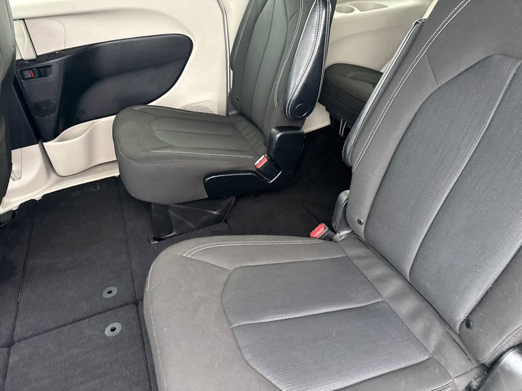 Used 2022 Chrysler Voyager LX FWD image 19