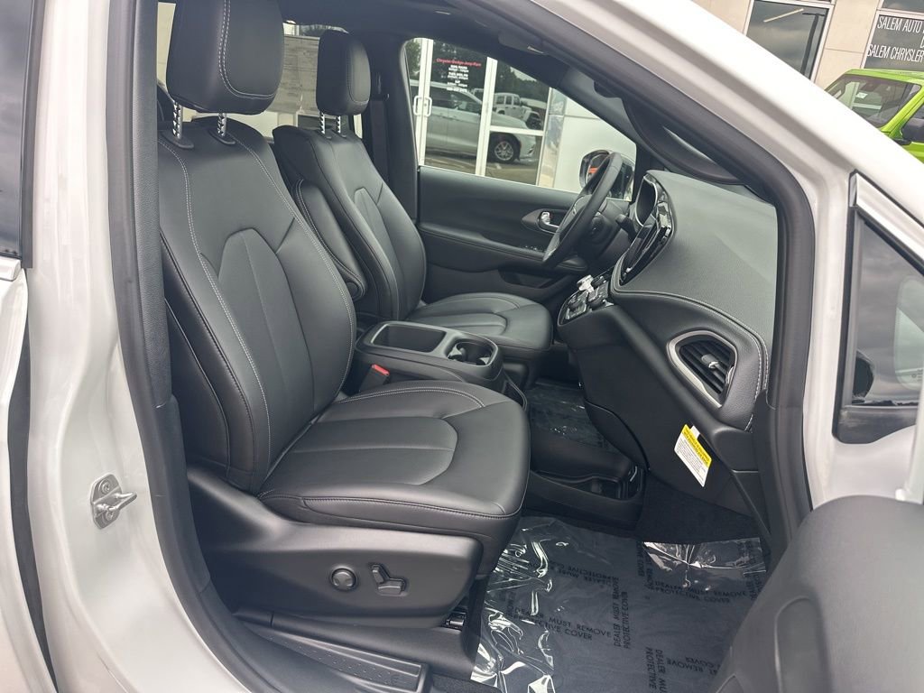 New 2026 Chrysler Pacifica Select image 16