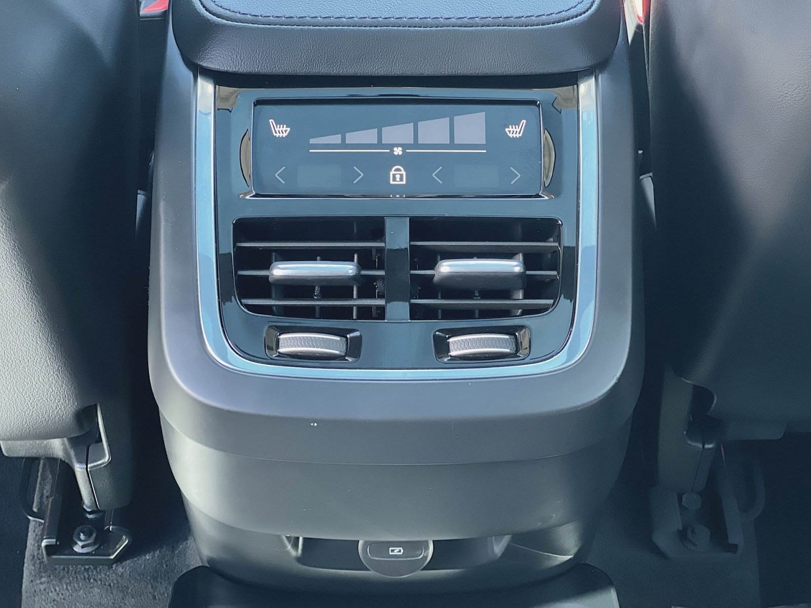 Used 2023 Volvo XC90 B6 Plus image 31