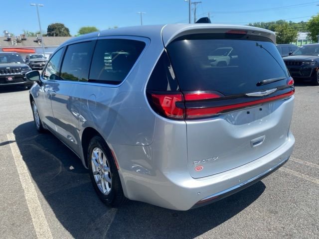 Used 2023 Chrysler Pacifica Touring-L FWD image 4