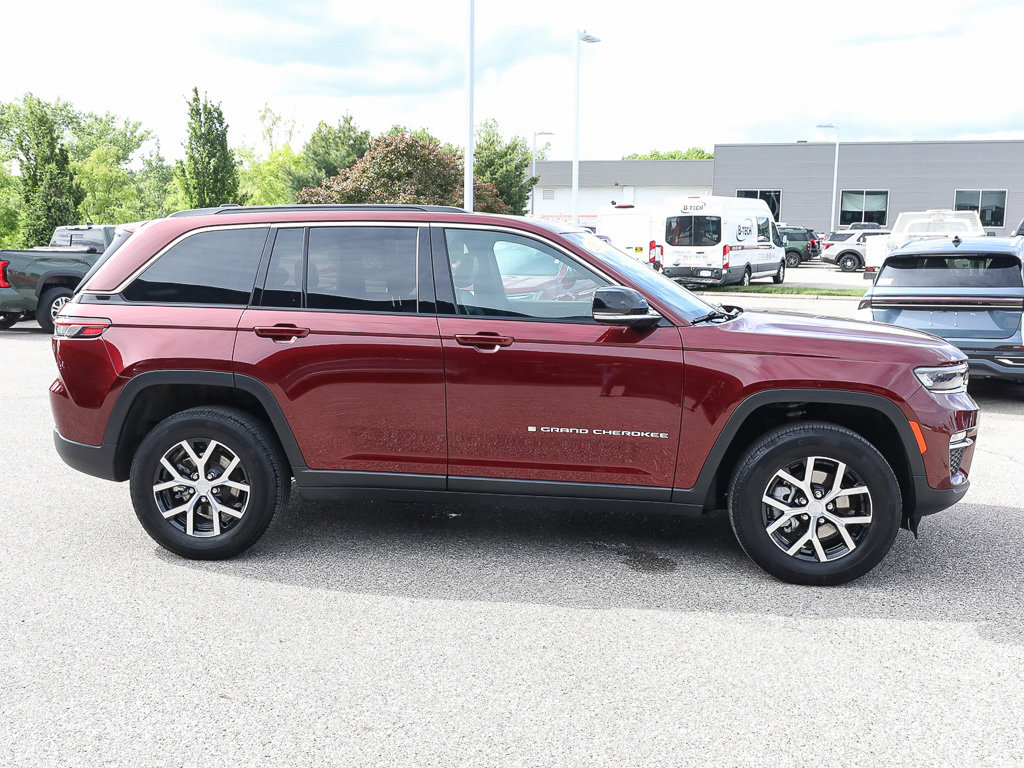 Used 2025 Jeep Grand Cherokee Limited w/ Trailer Tow Package AWD/4WD image 7
