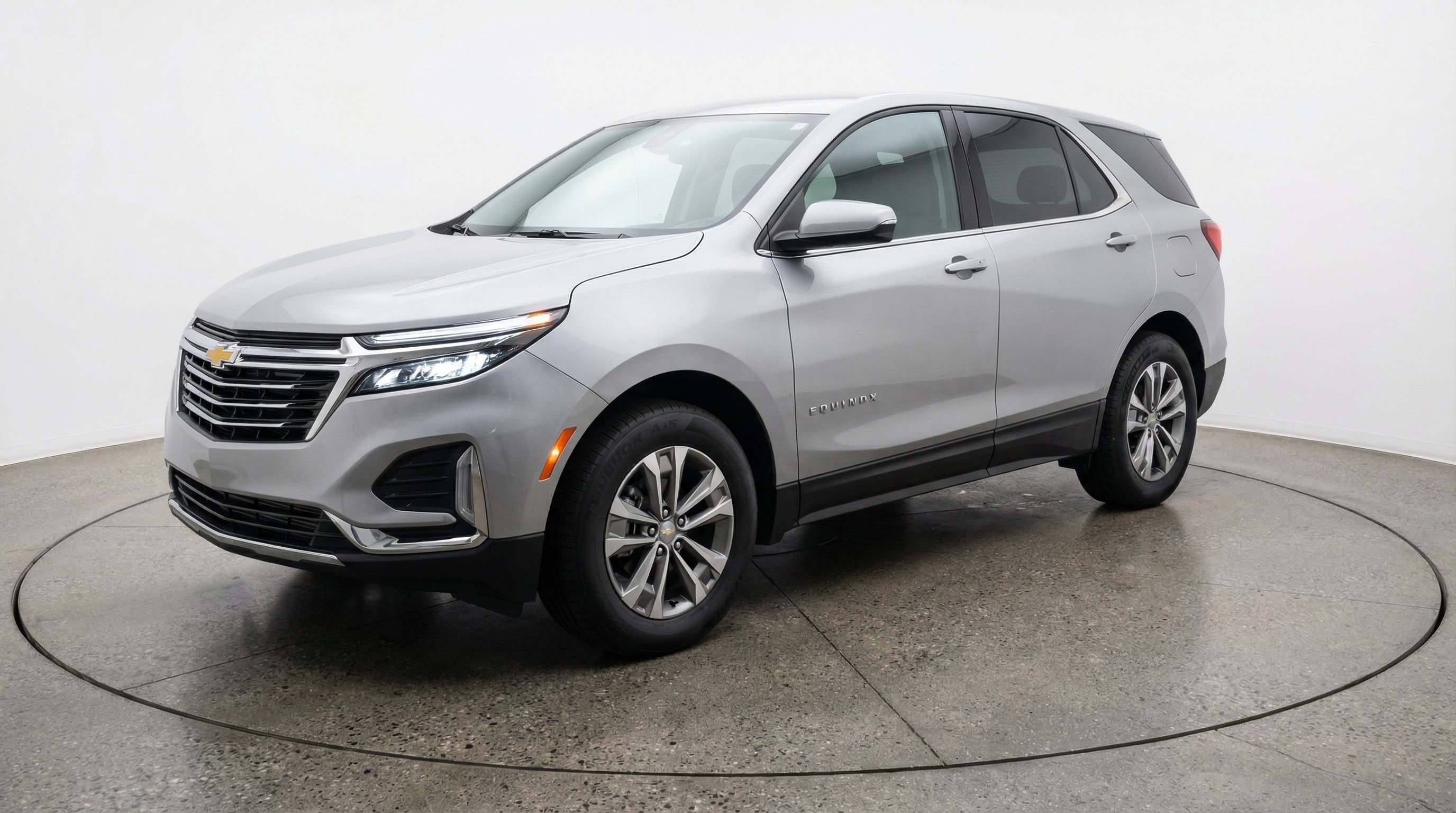 Used 2025 Chevrolet Equinox LT FWD image 3