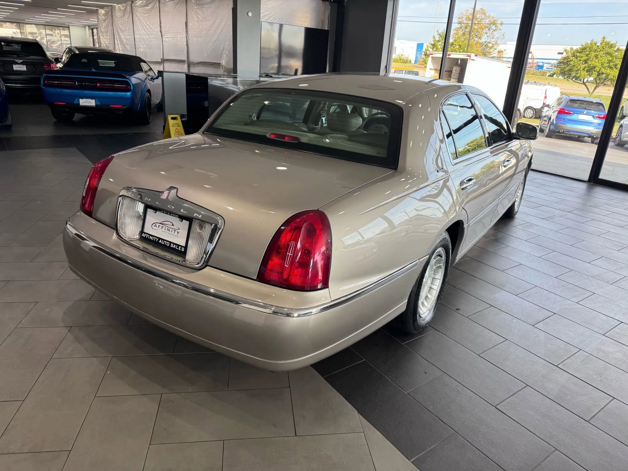 Used 2002 Lincoln Town Car Executive image 5