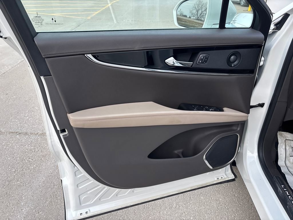 Used 2022 Lincoln Nautilus Reserve w/ Equipment Group 201A image 13