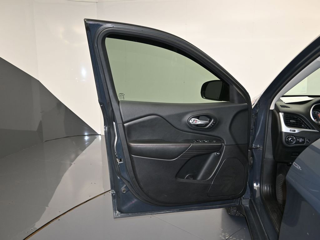 Used 2016 Jeep Cherokee Trailhawk w/ Comfort/Convenience Group image 11