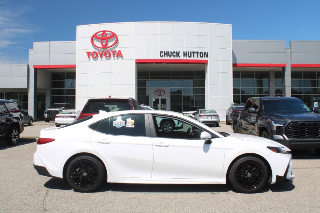 Used 2025 Toyota Camry SE FWD image 1