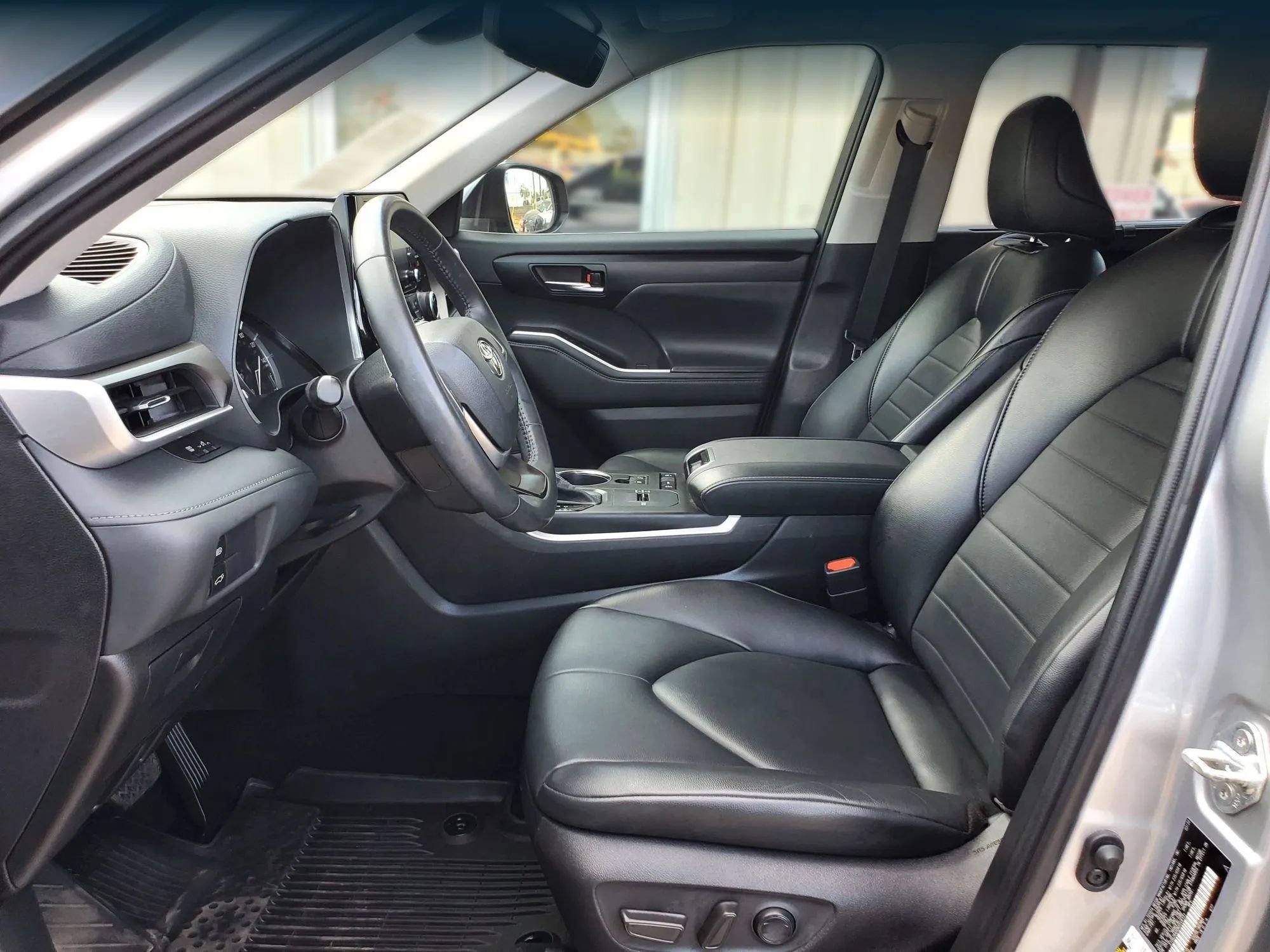 Used 2022 Toyota Highlander XLE FWD image 3