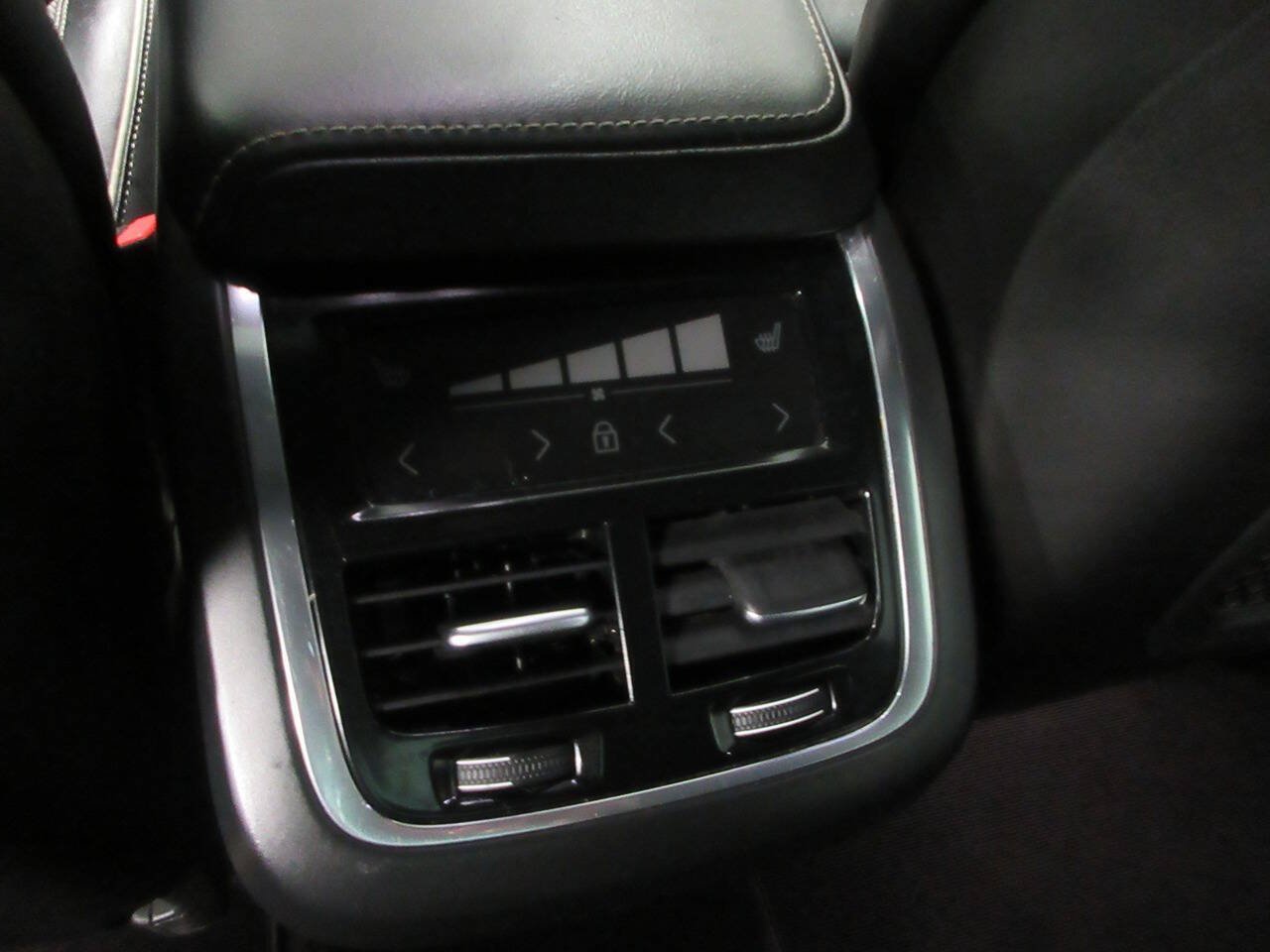 Used 2022 Volvo XC60 B5 R-Design w/ Advanced Package AWD/4WD image 27