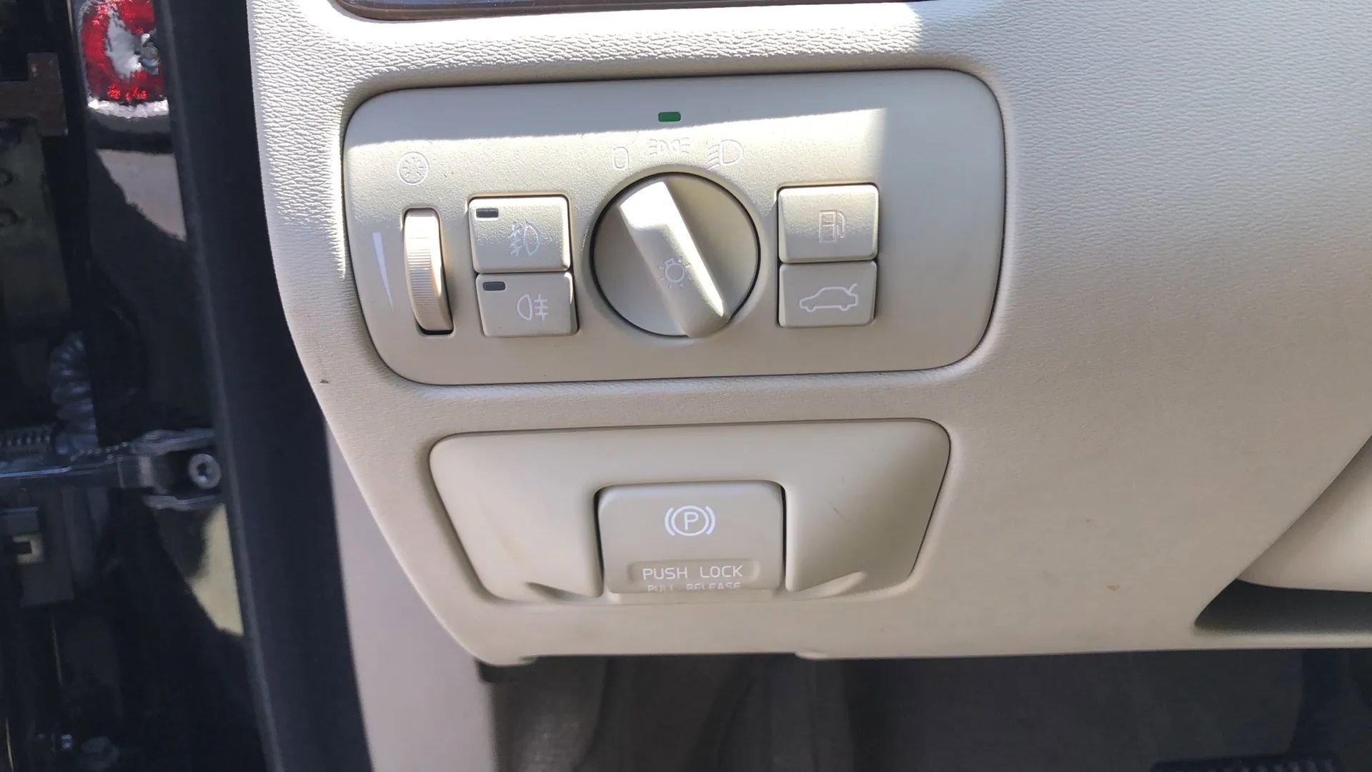 Used 2012 Volvo XC70 3.2 image 21