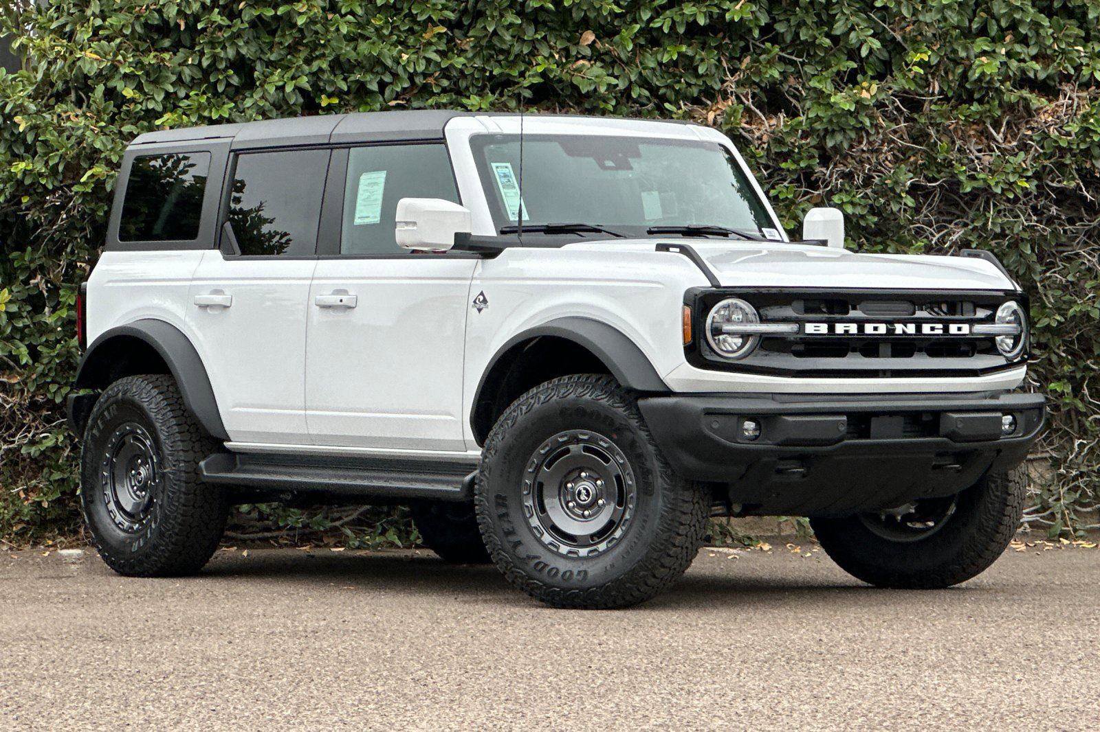 New 2025 Ford Bronco Outer Banks w/ Sasquatch Package