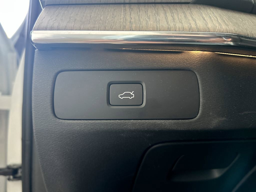 Used 2023 Volvo XC90 B6 Ultimate w/ Protection Package Premier image 16