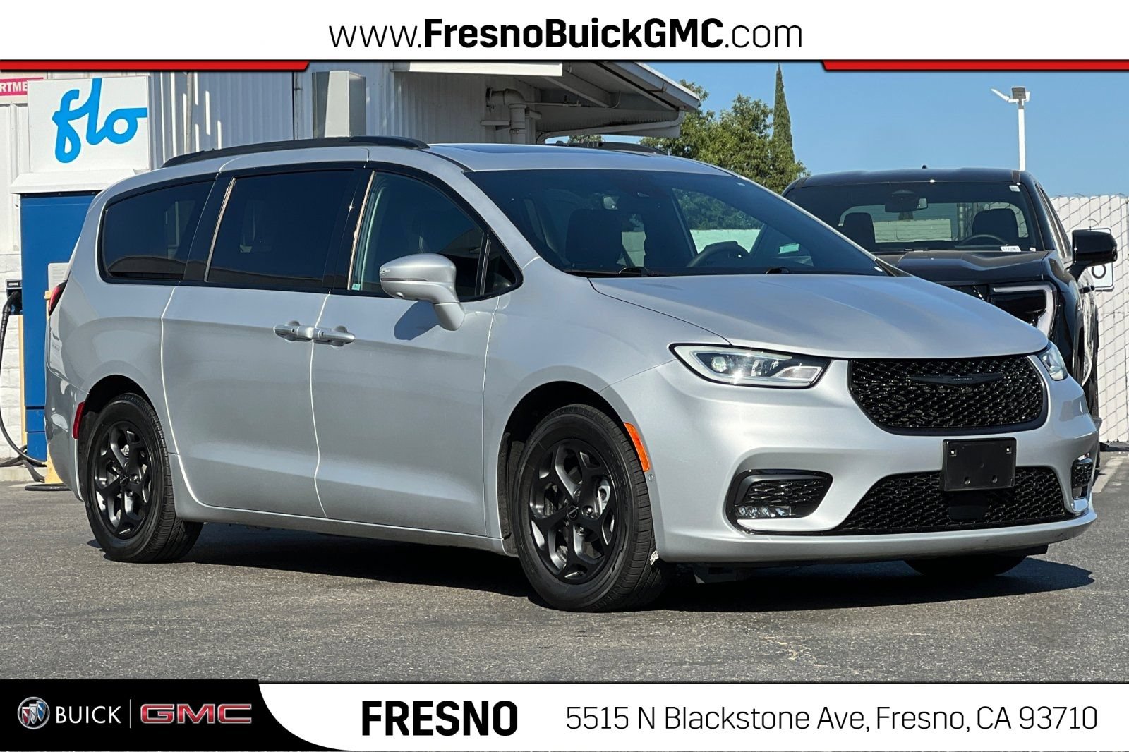 Used 2022 Chrysler Pacifica Limited w/ Uconnect Theater Family Group