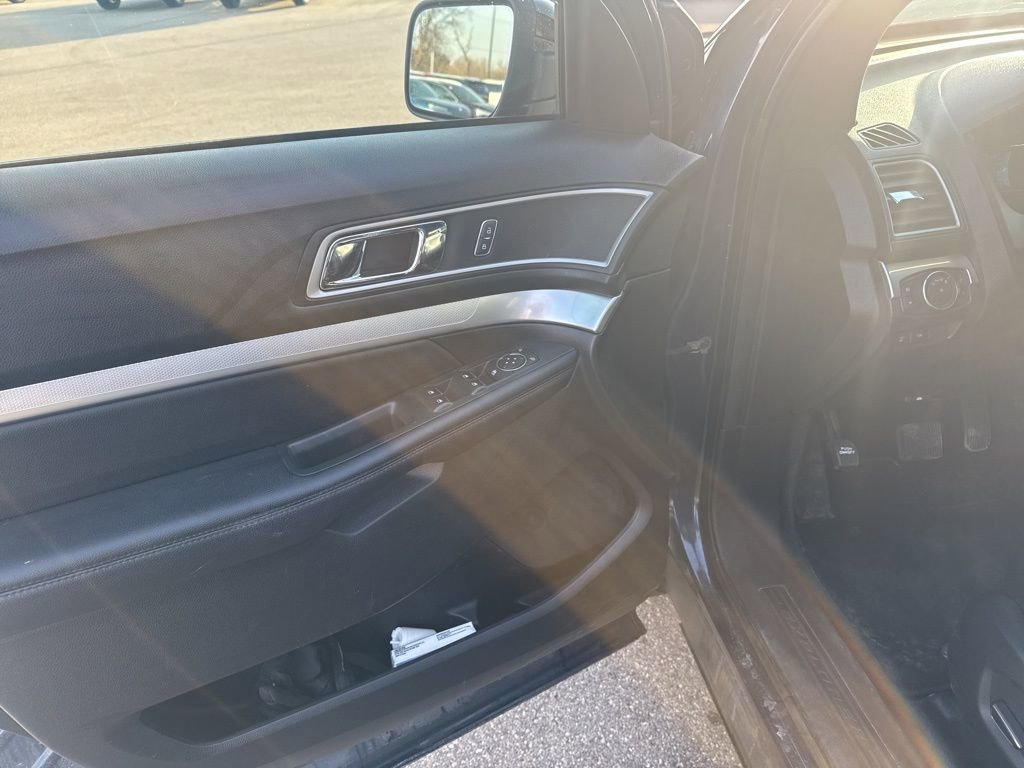 Used 2017 Ford Explorer XLT w/ Equipment Group 202A image 22