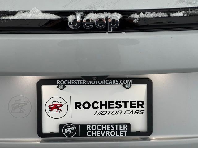 Used 2023 Jeep Grand Cherokee Laredo image 40