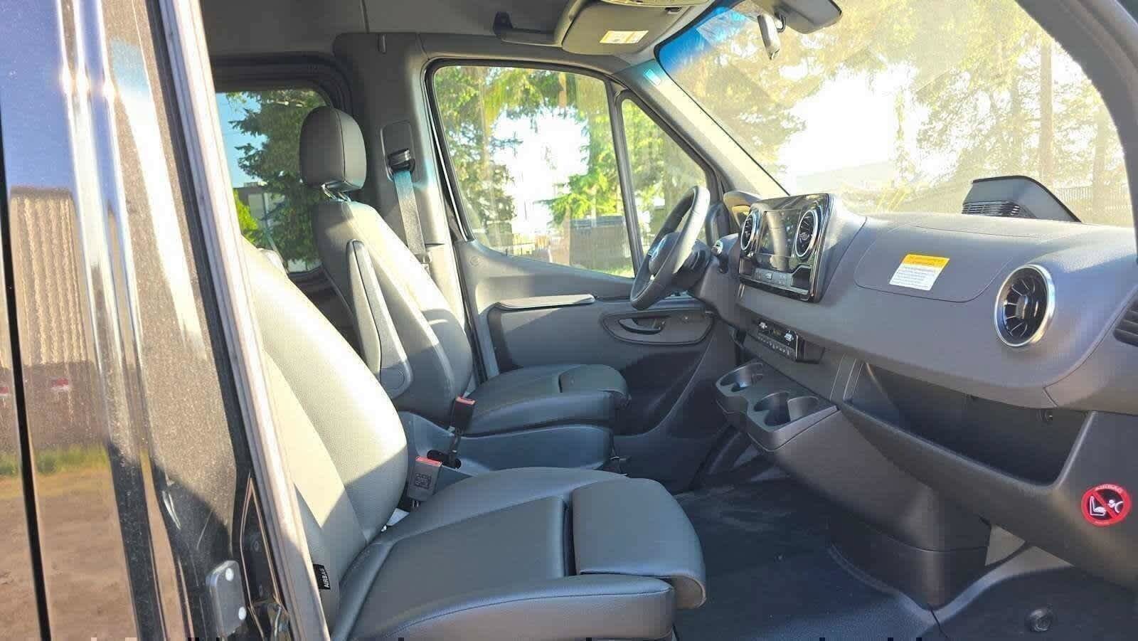 Used 2025 Mercedes-Benz Sprinter 2500 image 10
