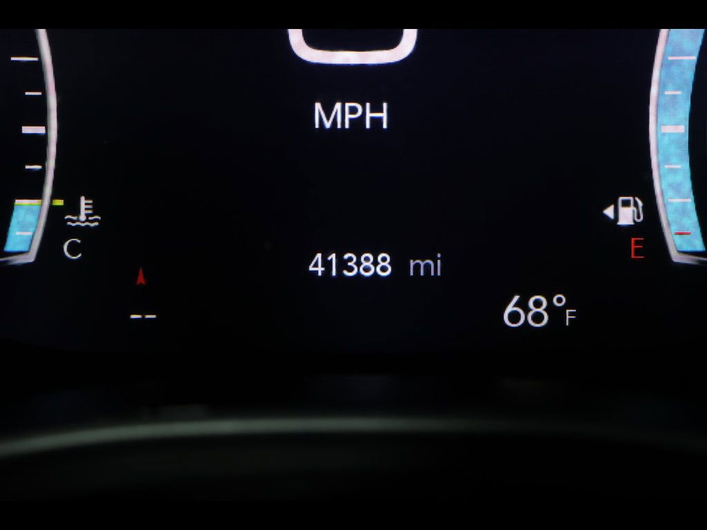 Used 2025 Chrysler Pacifica Select image 23