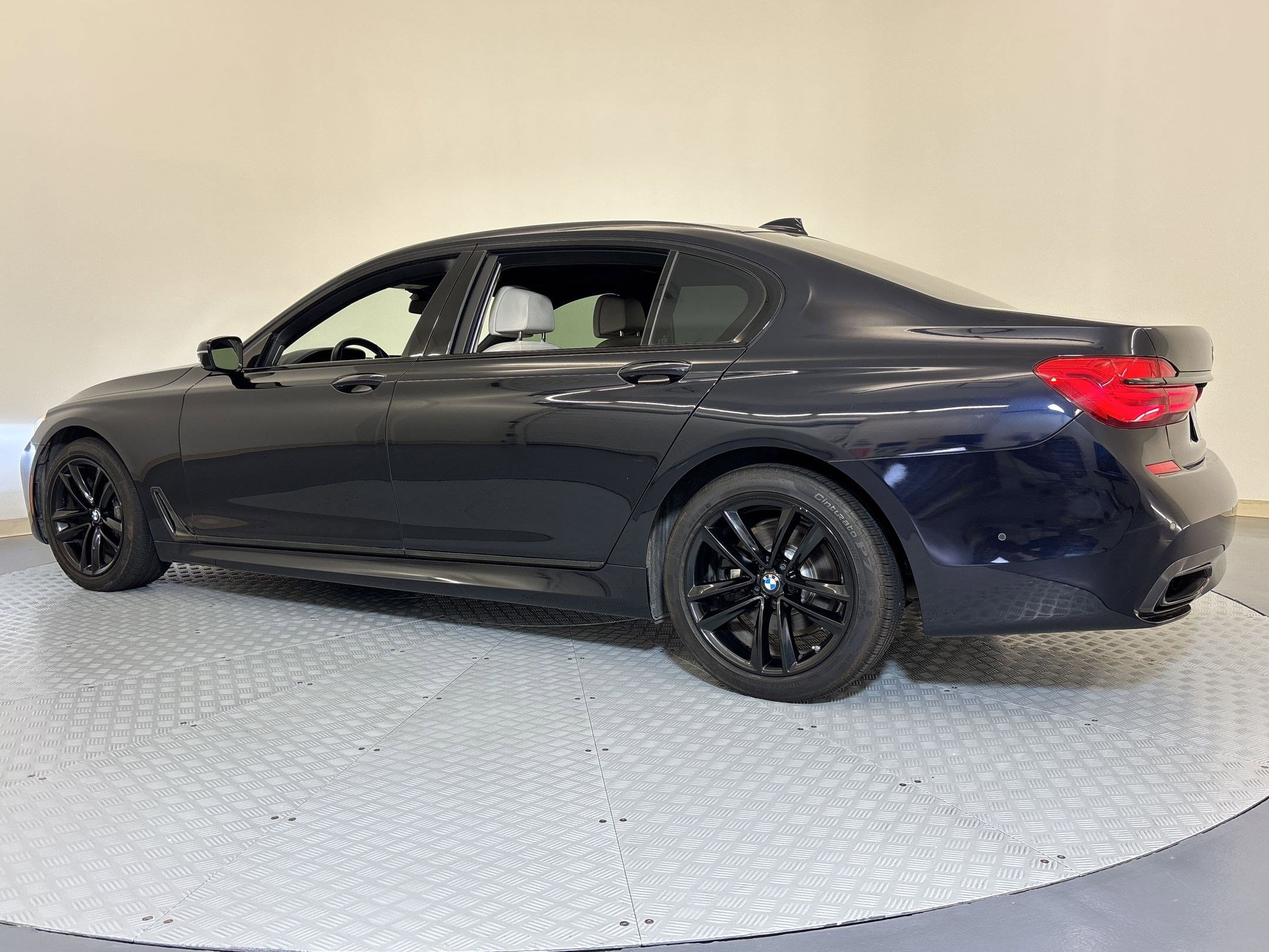 Used 2016 BMW 750i image 3