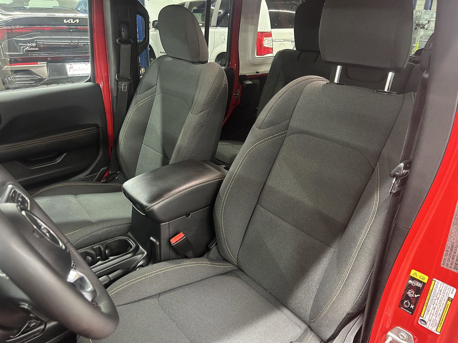 Used 2025 Jeep Wrangler Sahara image 11