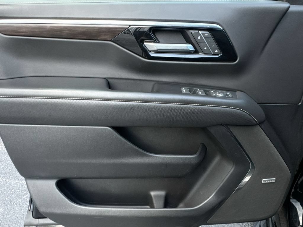 Used 2025 Chevrolet Suburban Premier RWD image 15