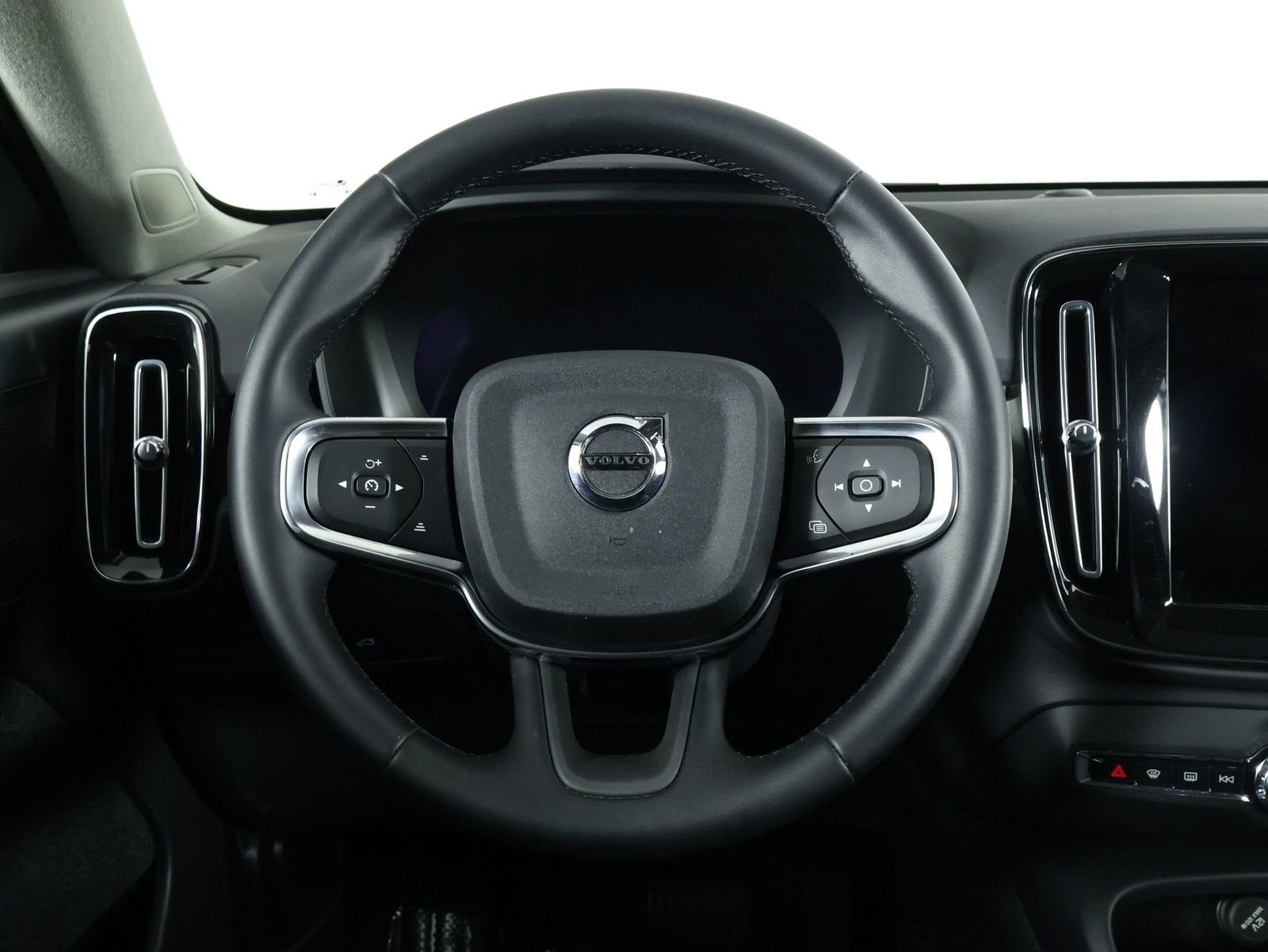 Used 2026 Volvo XC40 B5 Plus AWD/4WD image 8