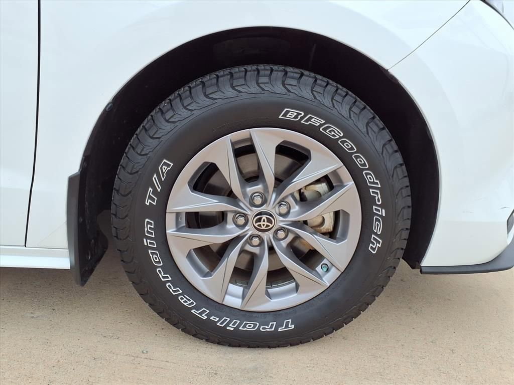 Certified 2022 Toyota Sienna LE image 9